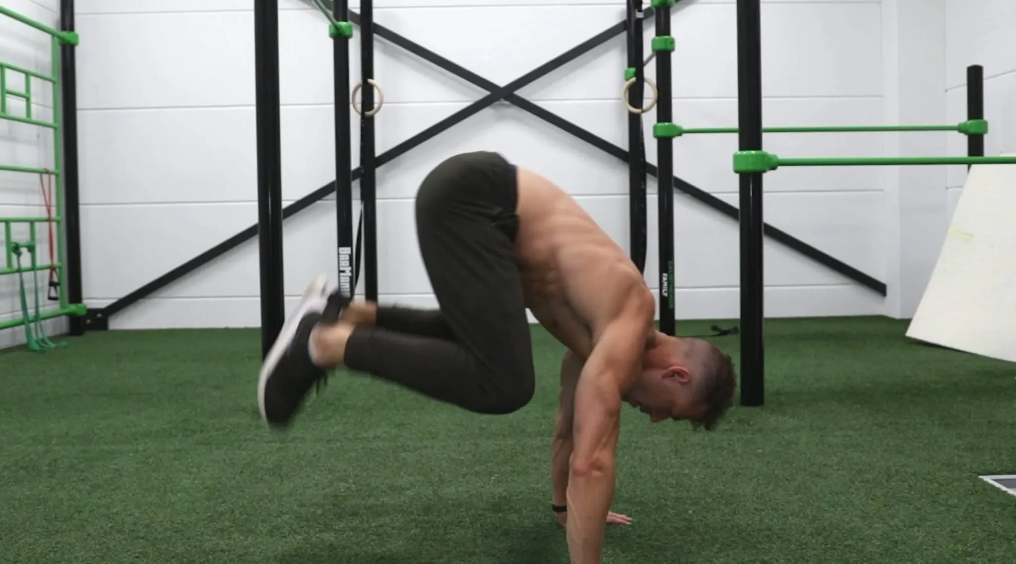 Aller Plus Loin avec la Frog Pose : Progressions et Erreurs à Éviter