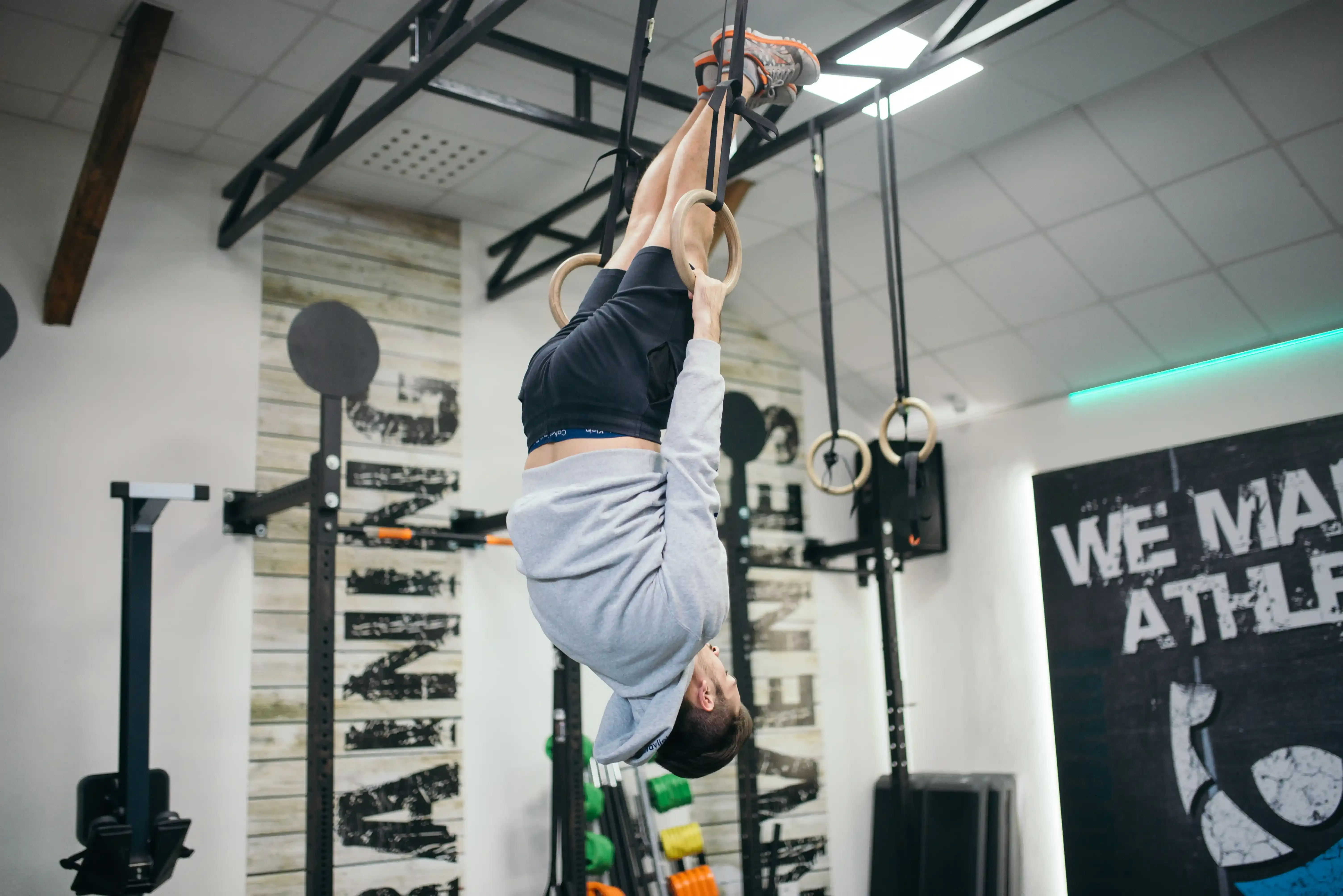 Débuter en ring calisthenics : les fondations essentielles