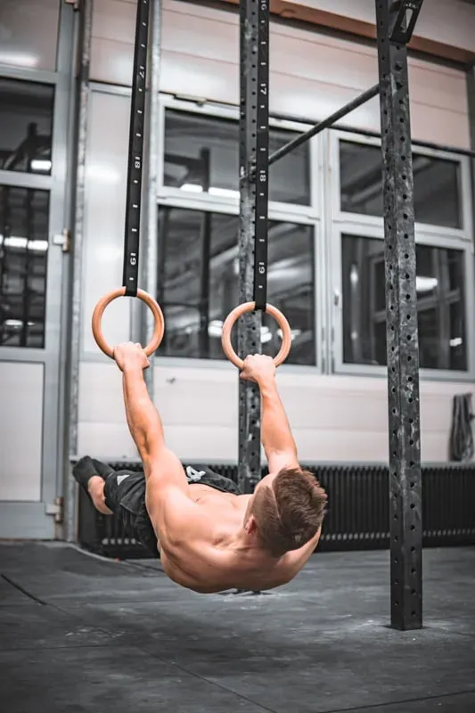 Équipement et conseils pour optimiser votre entraînement de ring calisthenics