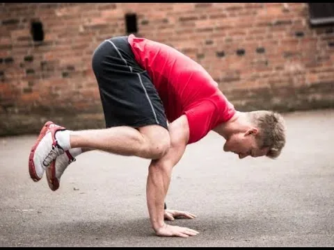 Le calisthenics frog stand : C'est quoi et pourquoi s'y mettre ?
