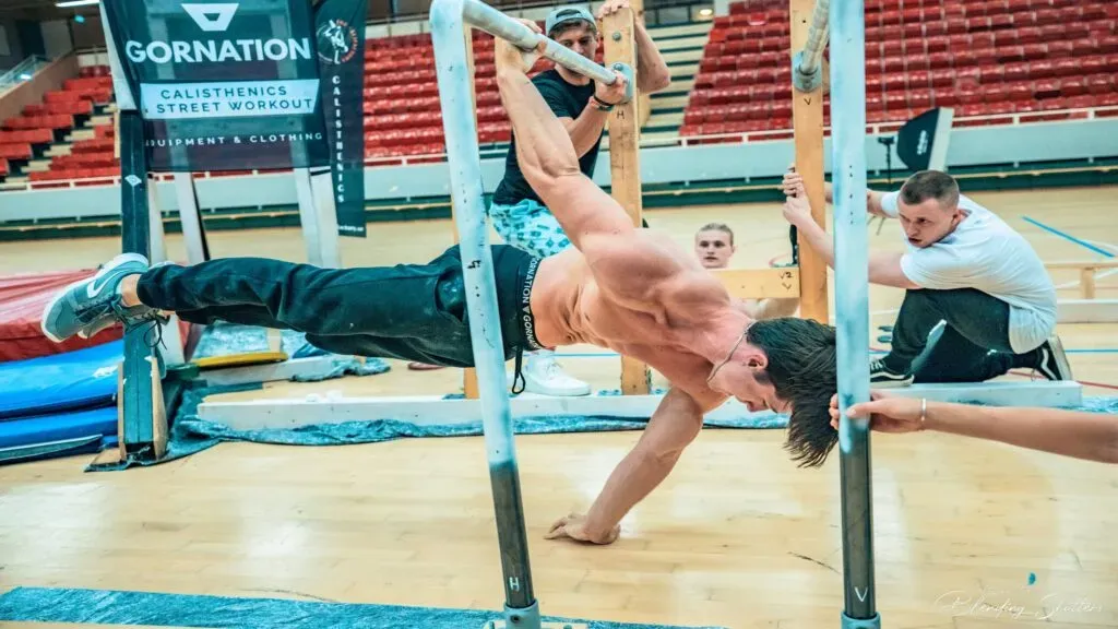 Pourquoi le calisthenics gagnetil du terrain, même sans traduction ?
